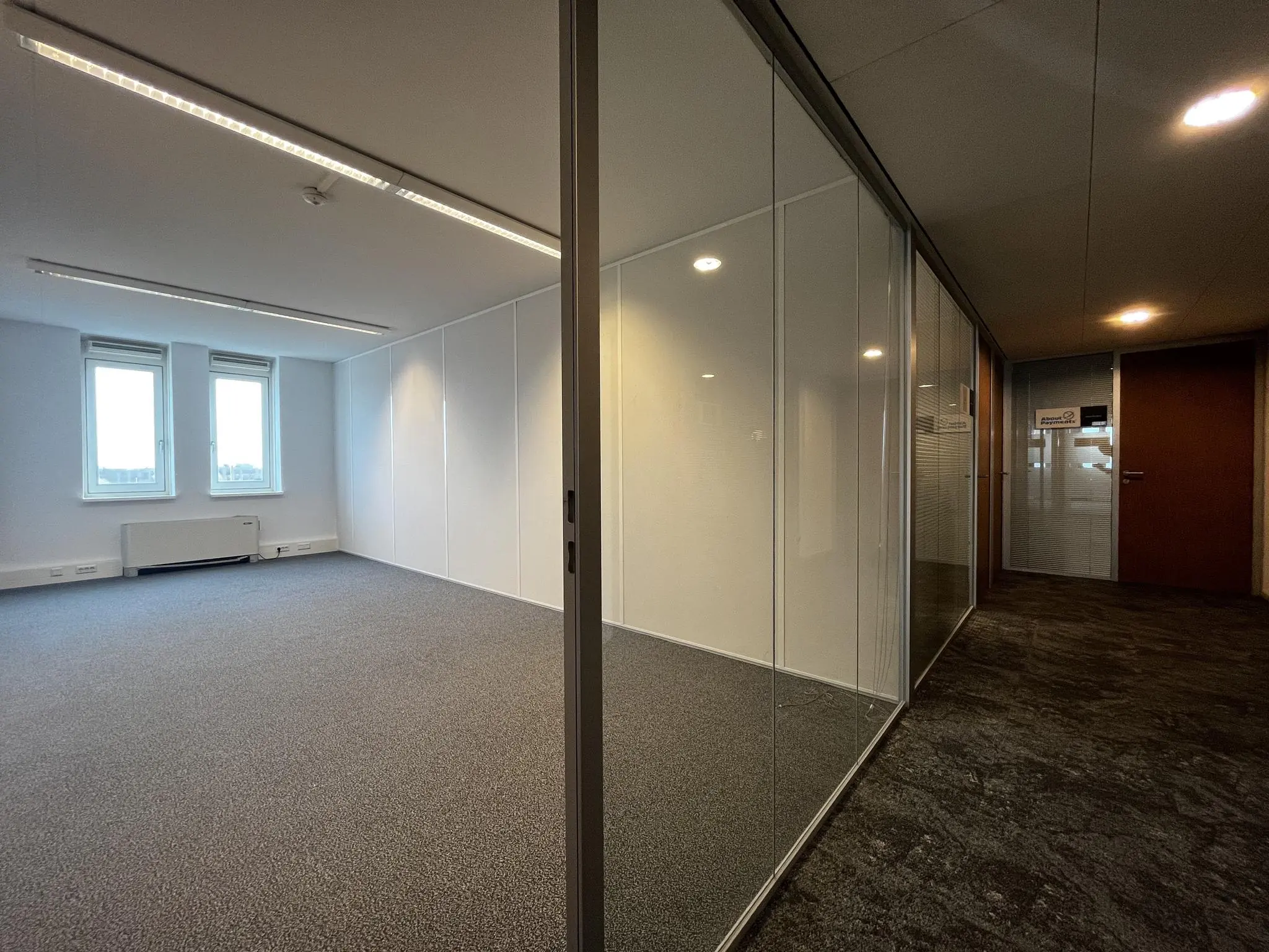 Leeg modern kantoor in gebouw Middenburcht met glazen wanden en twee ramen.