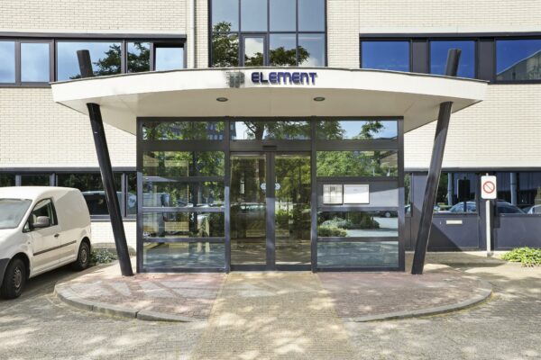 Ingang van het kantoorgebouw aan de Winthontlaan met overkapping en het bord "ELEMENT" boven de deur.