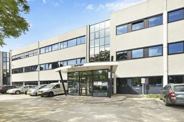 Vooraanzicht van een modern kantoorgebouw aan de Winthontlaan met ingang van Element en geparkeerde auto's op de parkeerplaats.