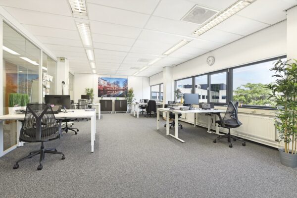 Modern, licht en ruim kantoor met meerdere bureaus aan de Winthontlaan.