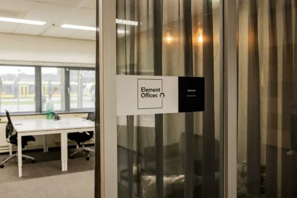 Ingang van kantoorruimte B010 bij Element Offices aan de Winthontlaan, met zicht op een modern ingerichte werkplek.