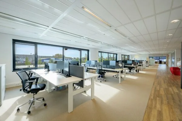 Ruim, modern kantoorpand aan de Willingestraat met open werkplekken en veel daglicht.