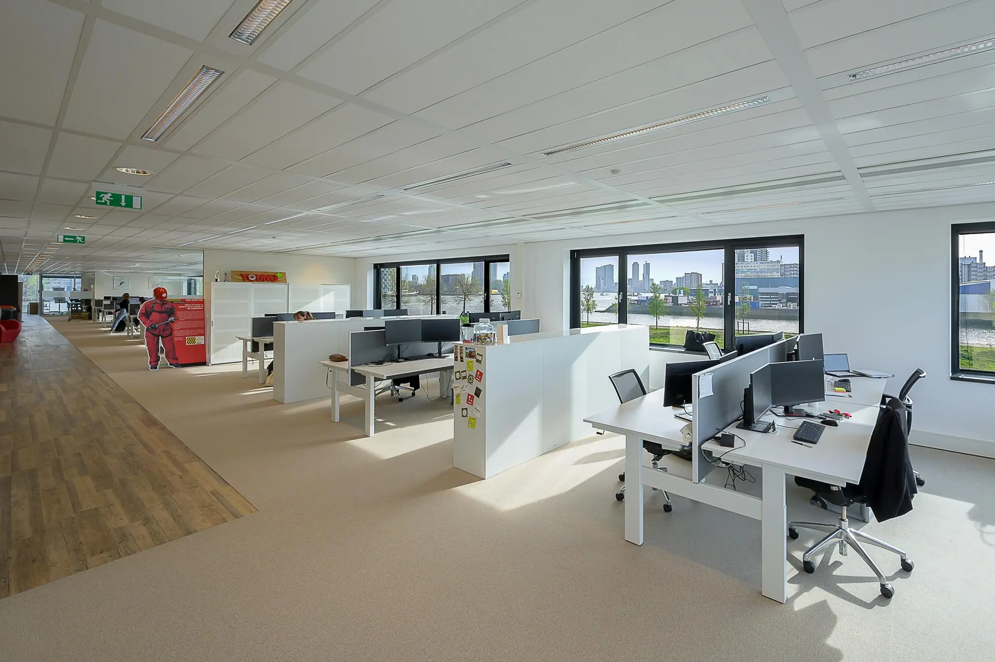 Modern en ruim kantoor met werkplekken, grote ramen en uitzicht op Rotterdam vanaf de Willingestraat.