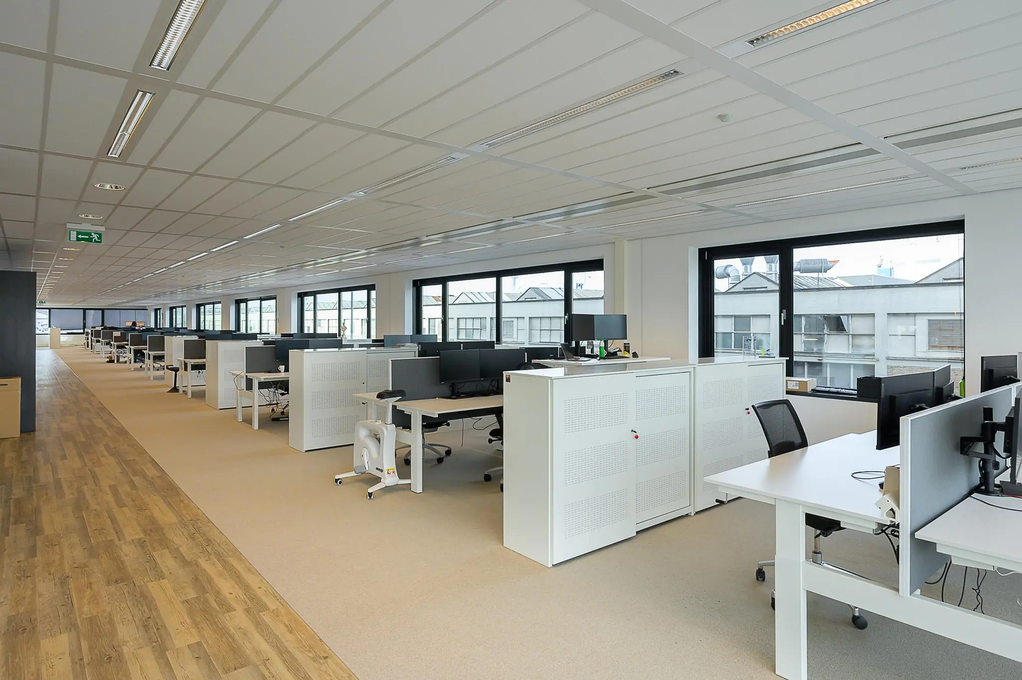 Moderne, open kantoorruimte aan de Willingestraat met bureaus, ergonomische stoelen en grote ramen.