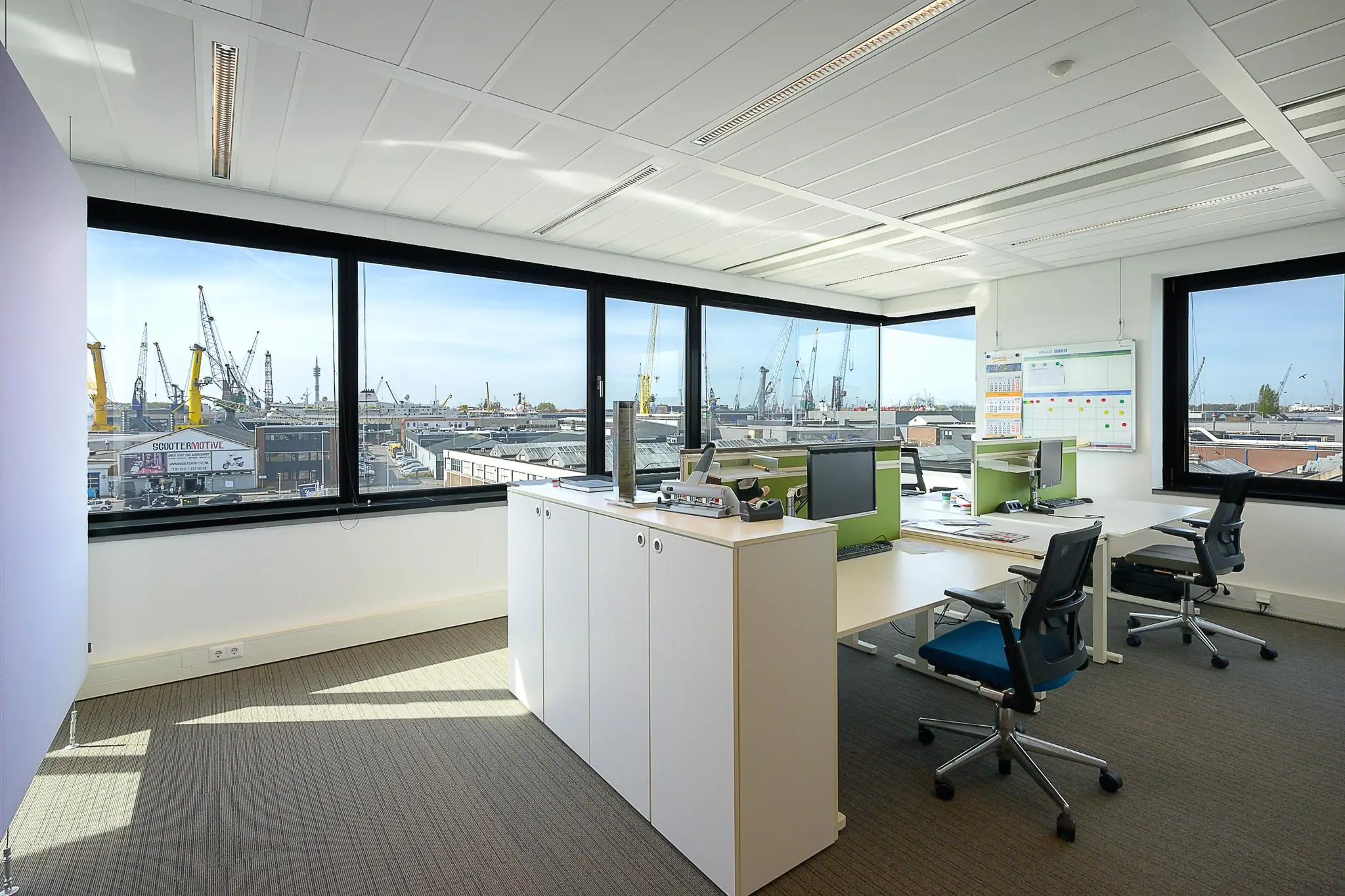 Modern kantoor met grote ramen en uitzicht op de haven bij de Willingestraat.