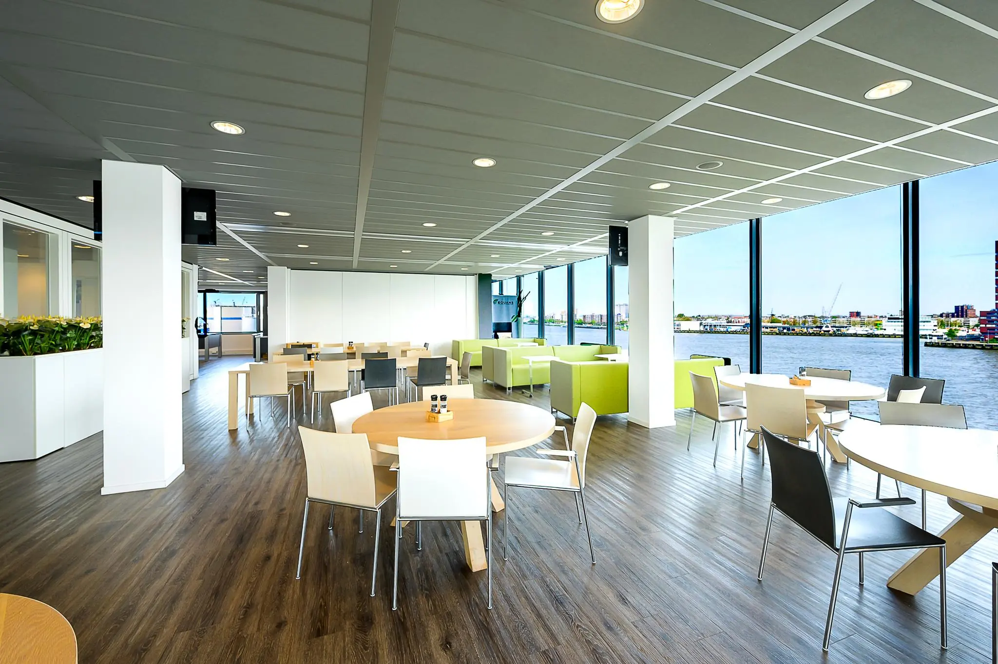 Moderne en lichte bedrijfsruimte met zitgedeelte aan het water aan de Willingestraat.