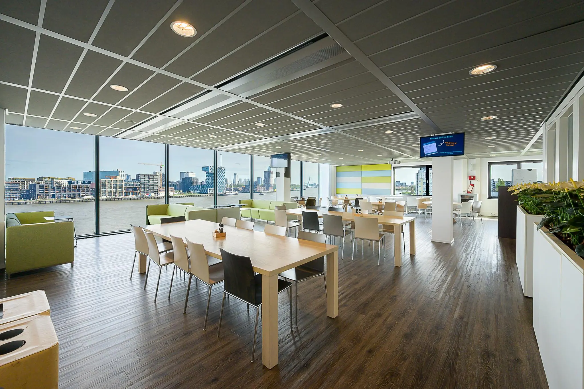 Moderne en lichte bedrijfsruimte aan de Willingestraat met uitzicht op de skyline en het water.