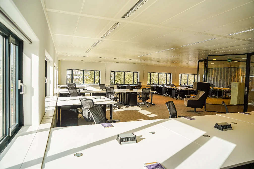 Ruim en licht kantoor met werkplekken en bureaustoelen aan het Prins Bernhardplein.