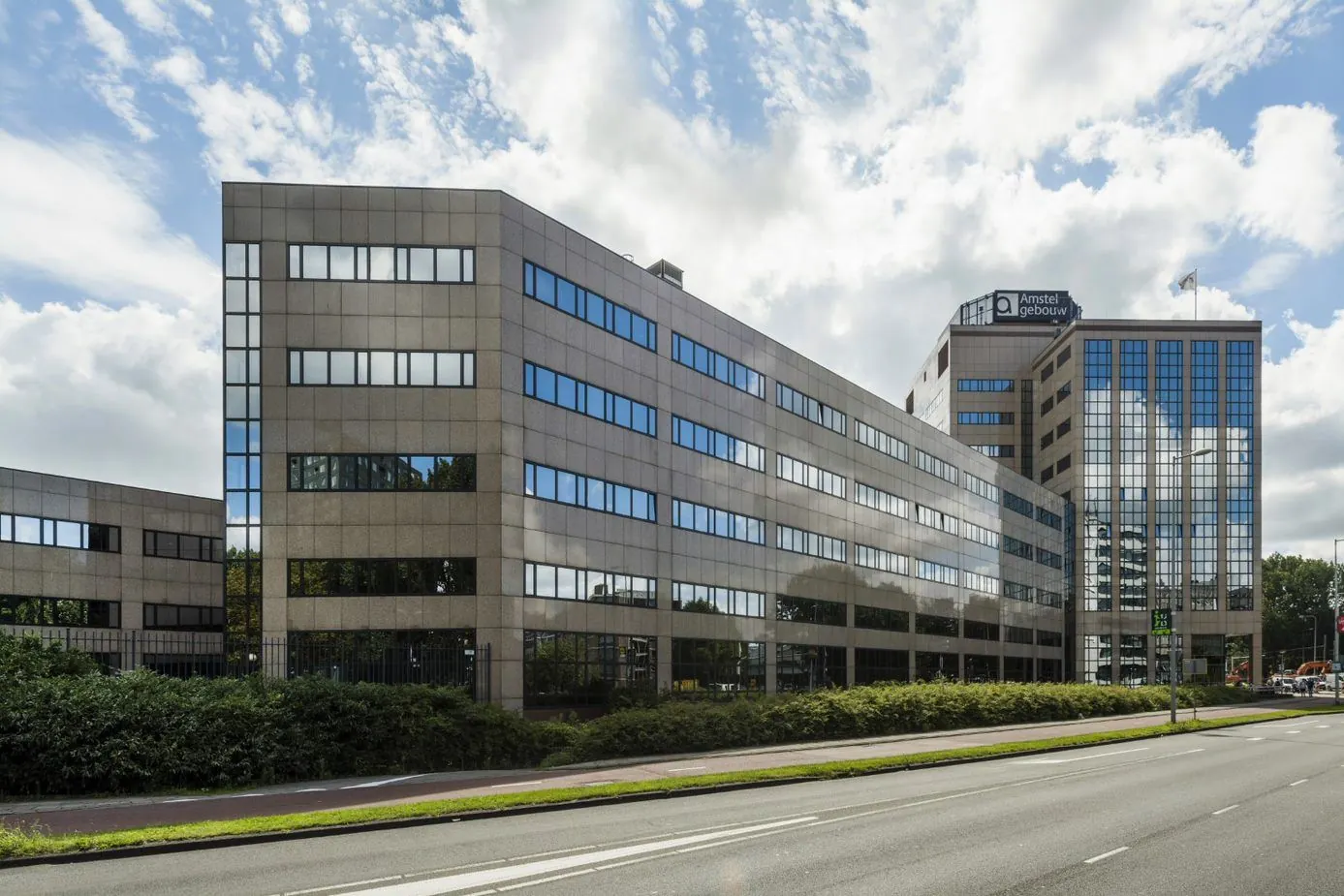 Kantoorgebouw het Amstelgebouw aan het Prins Bernhardplein in Amsterdam, gezien vanaf de straat.