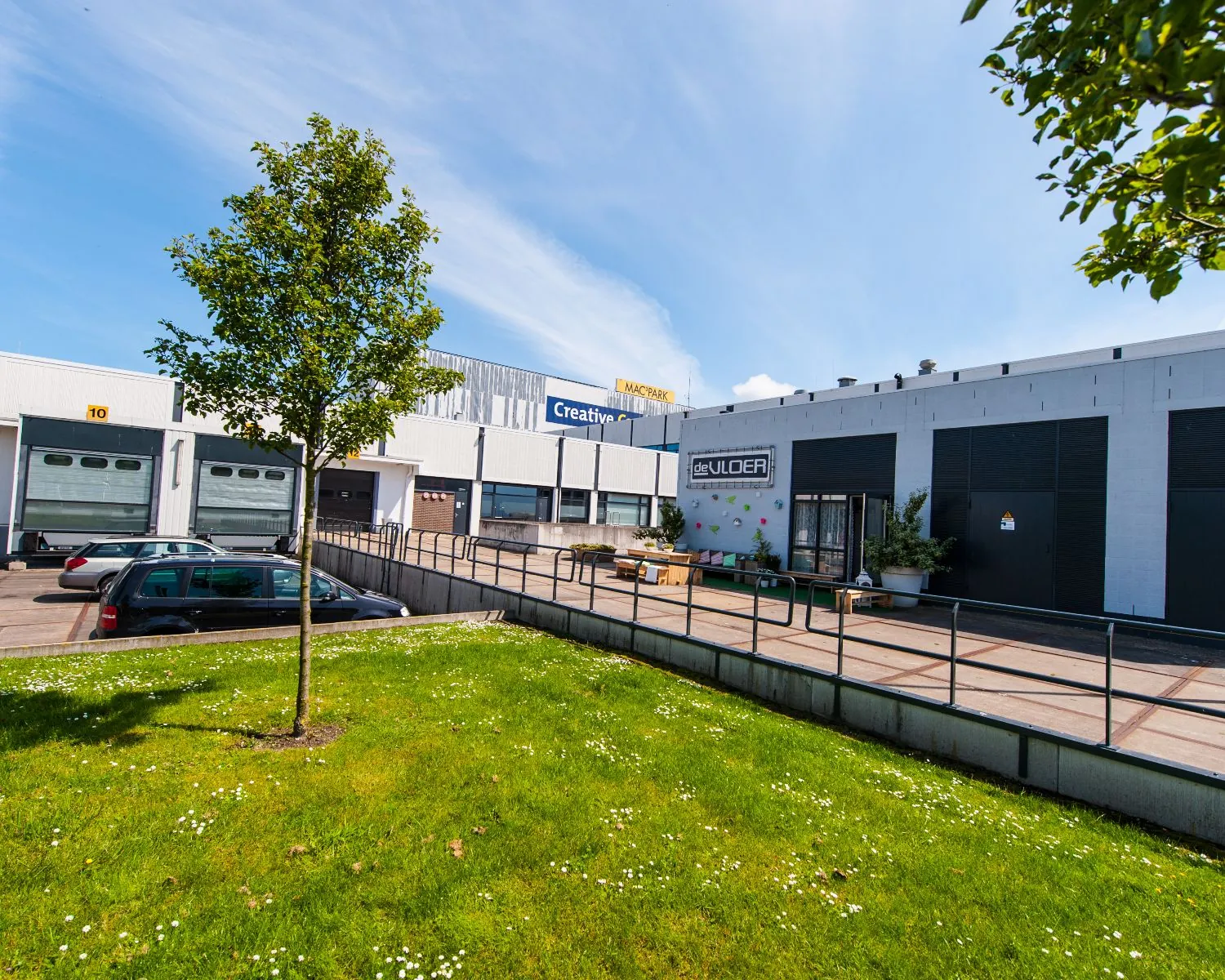 Modern bedrijventerrein aan de Bolderweg 2 in Almere met kantoorruimte, parkeerplaatsen en groene omgeving.