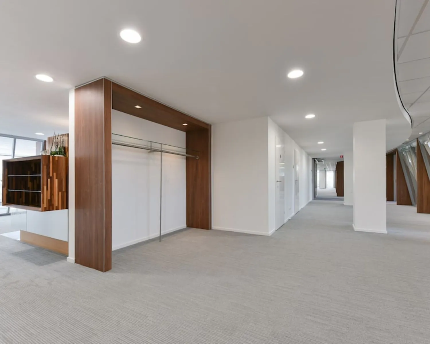 Moderne, lichte kantoorruimte met houten accenten aan de Treubstraat 1 in Rijswijk.