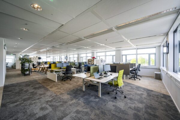 Modern en licht ingericht kantoorpand aan de Laarderhoogtweg met flexibele werkplekken en open werkruimte.