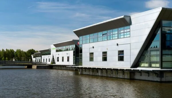 Moderne kantoorgebouwen aan het water aan de Frankfurtstraat in een groene omgeving.