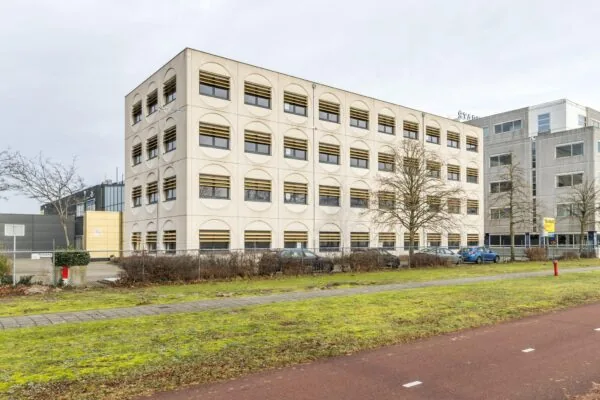 Kantoorgebouw aan de Laarderhoogtweg in Amsterdam met opvallende gevel met ronde raamomlijstingen.