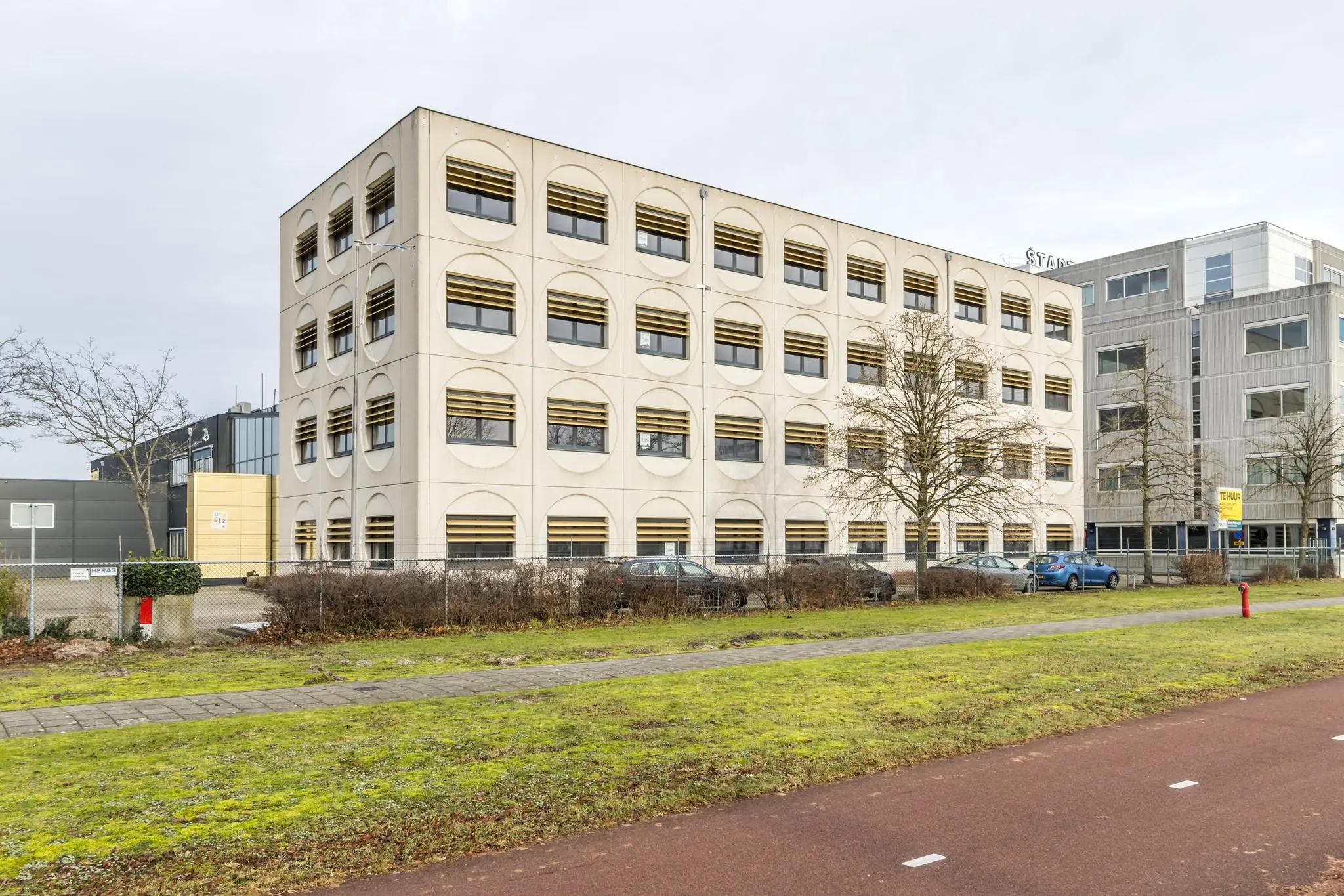 Kantoorgebouw aan de Laarderhoogtweg in Amsterdam met opvallende gevel met ronde raamomlijstingen.