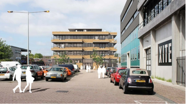 Straatbeeld van de Spijkerkade met geparkeerde auto's, het XITE-gebouw rechts en een modern kantoorpand op de achtergrond.