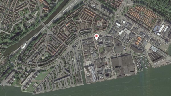 Luchtfoto van de Spijkerkade in een stedelijk gebied met een locatiepin als markering.