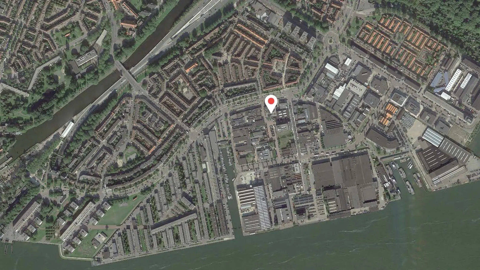 Luchtfoto van de Spijkerkade in een stedelijk gebied met een locatiepin als markering.
