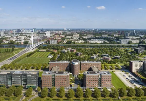 Luchtfoto van kantoorgebouwen aan de Orteliuslaan in Utrecht met op de achtergrond de brug over het Amsterdam-Rijnkanaal.