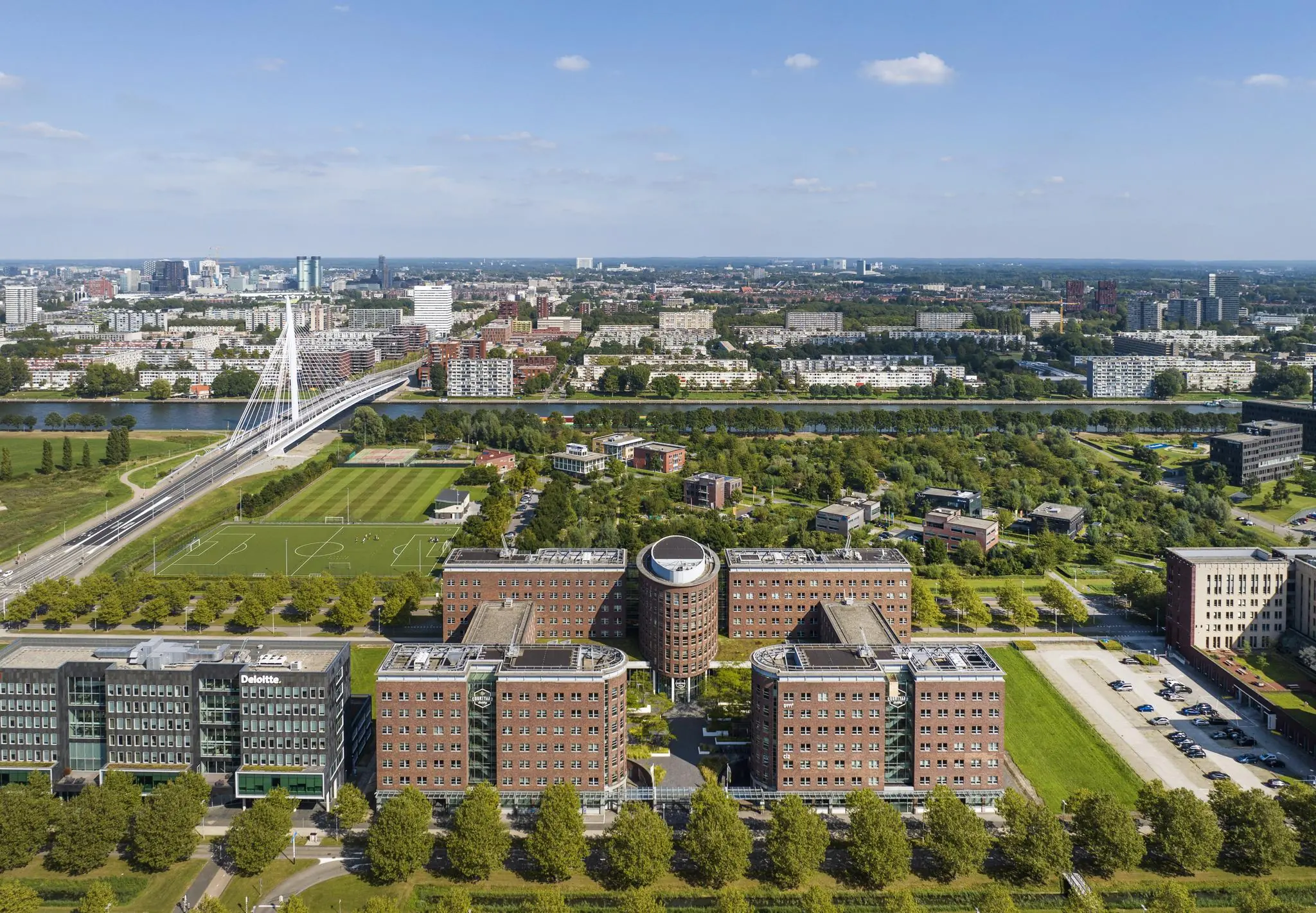 Luchtfoto van kantoorgebouwen aan de Orteliuslaan in Utrecht met op de achtergrond de brug over het Amsterdam-Rijnkanaal.