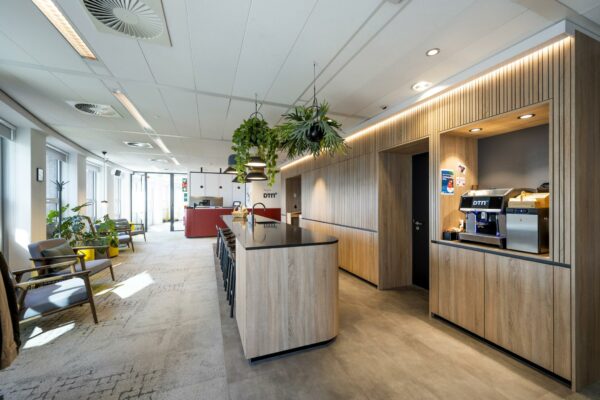 Moderne kantoorruimte aan de Orteliuslaan met een ruime pantry, zitgedeelte en koffiemachine van DTN.