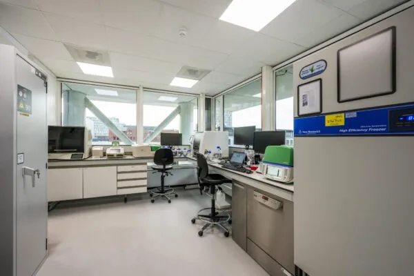 Modern laboratorium aan de Paalbergweg met geavanceerde apparatuur, werkplekken en koelinstallaties.