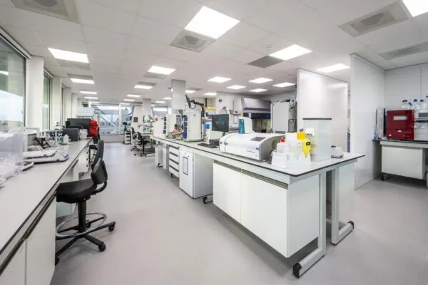 Modern laboratorium aan de Paalbergweg met werkbanken, geavanceerde analysemiddelen en laboratoriumapparatuur.