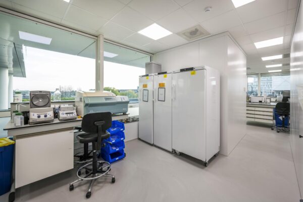 Modern laboratorium aan de Paalbergweg met geavanceerde apparatuur, opslagkasten en werkplekken.