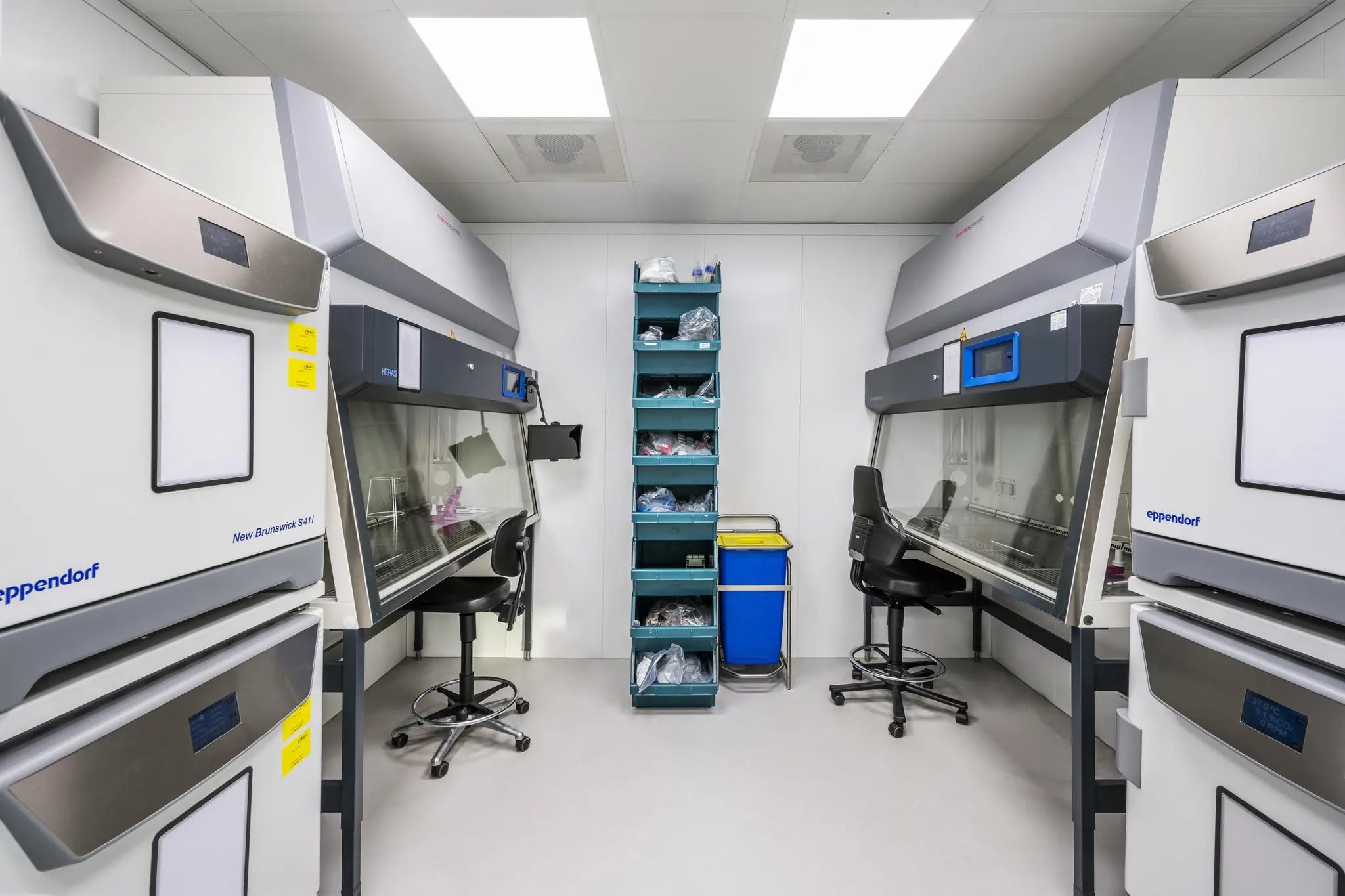 Modern laboratorium met werkbanken, Eppendorf-apparatuur en opslagrekken aan de Paalbergweg.