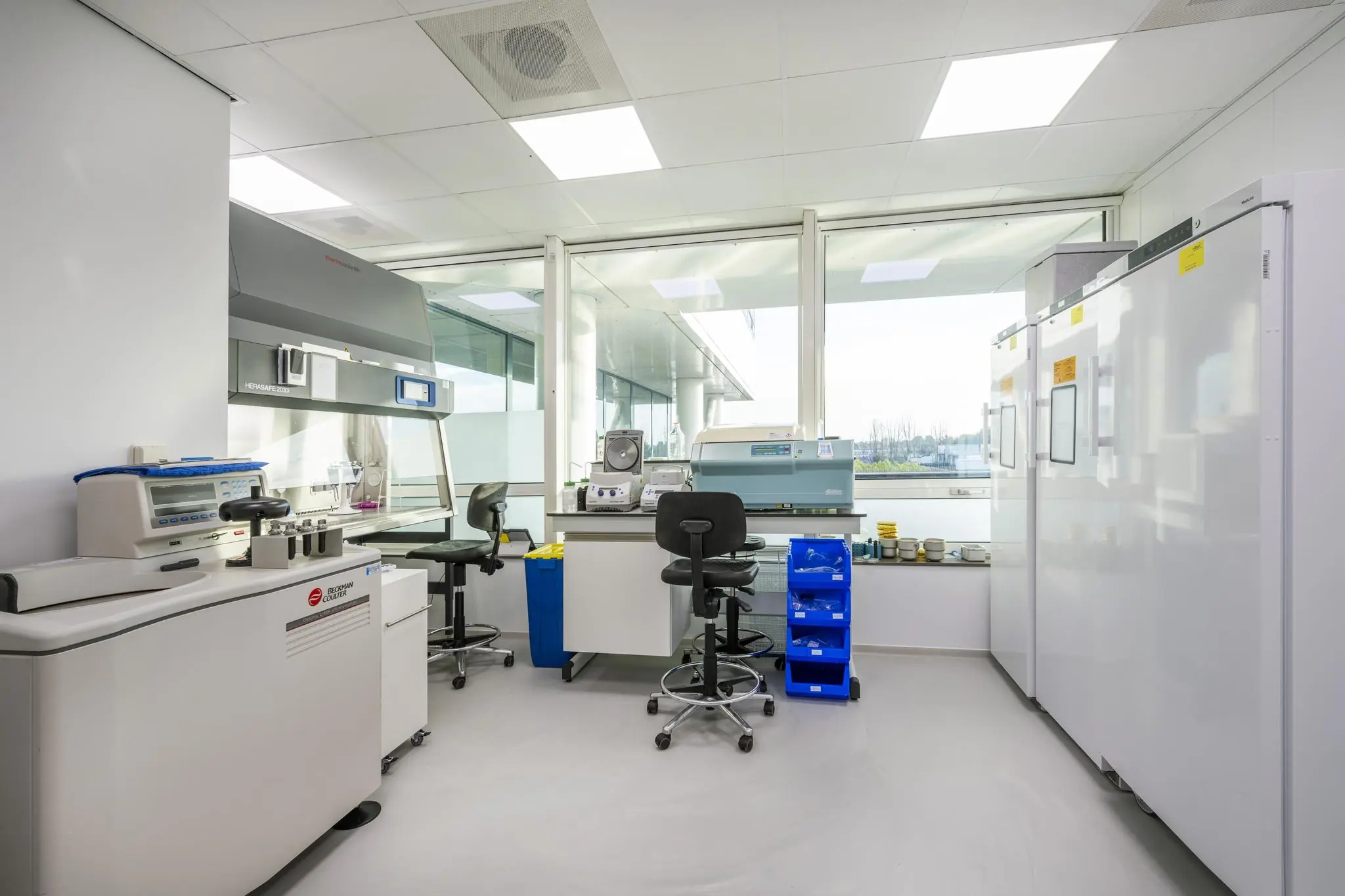 Modern laboratorium aan de Paalbergweg met diverse wetenschappelijke apparatuur en werkplekken.