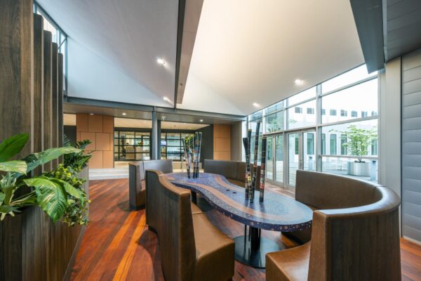Moderne vergaderruimte aan de Jachthavenweg met golvende tafel, kunstobjecten en veel natuurlijk licht.