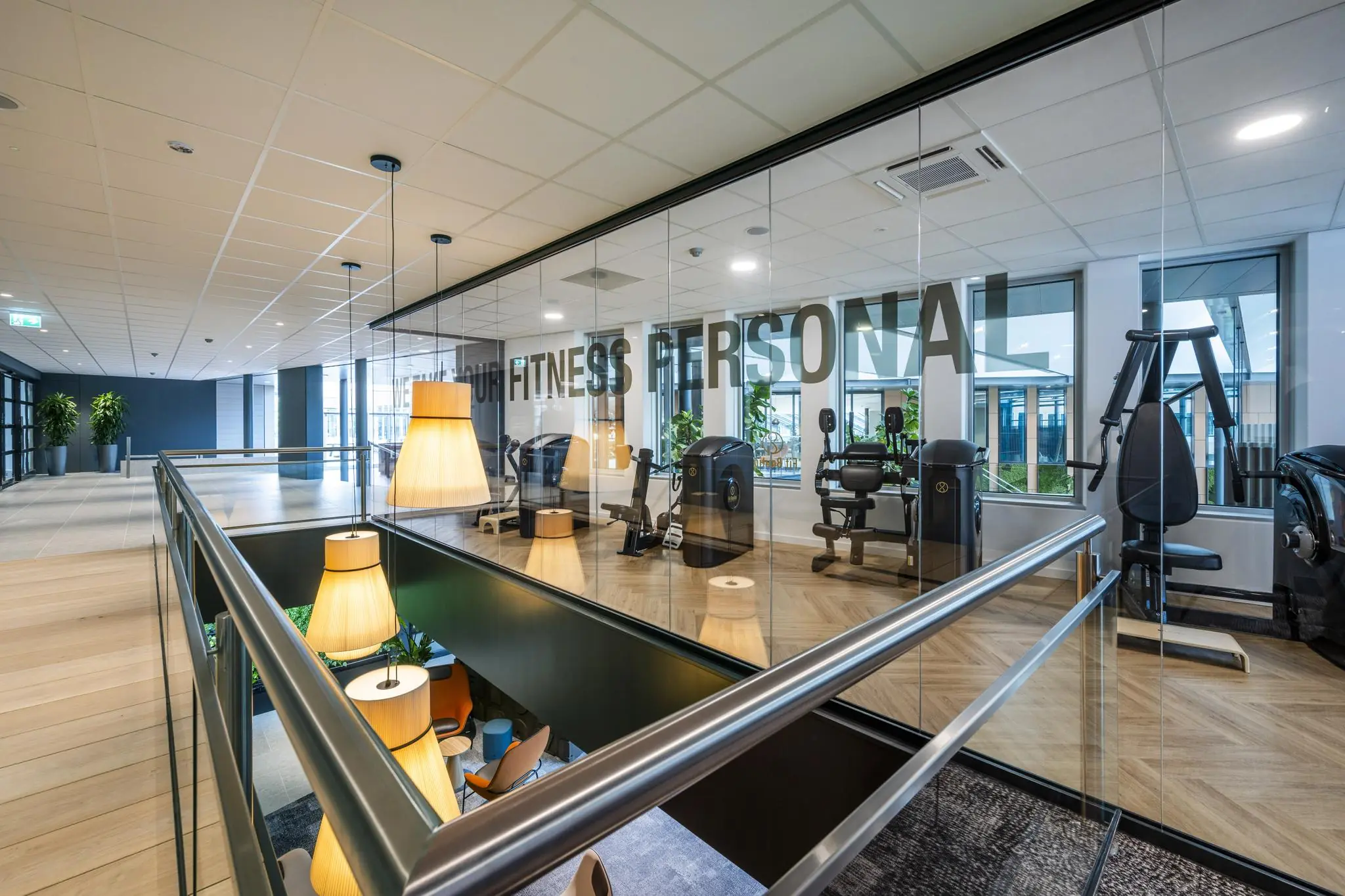 Moderne fitnessruimte achter glazen wand op de eerste verdieping van een kantoorpand aan de Jachthavenweg.