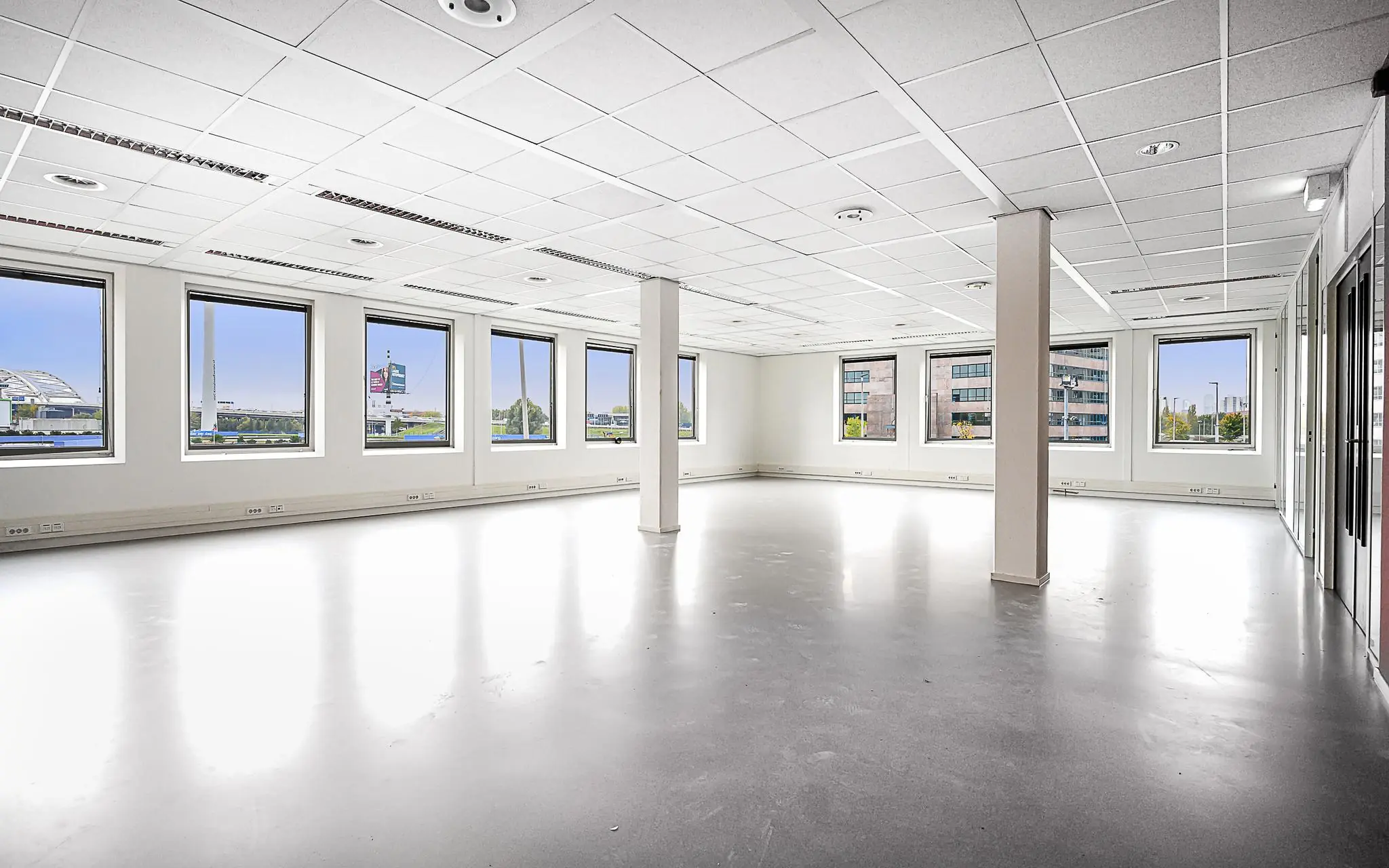 Lichte, lege kantoorruimte met meerdere ramen aan de Rivium 1e Straat in Capelle aan den IJssel.