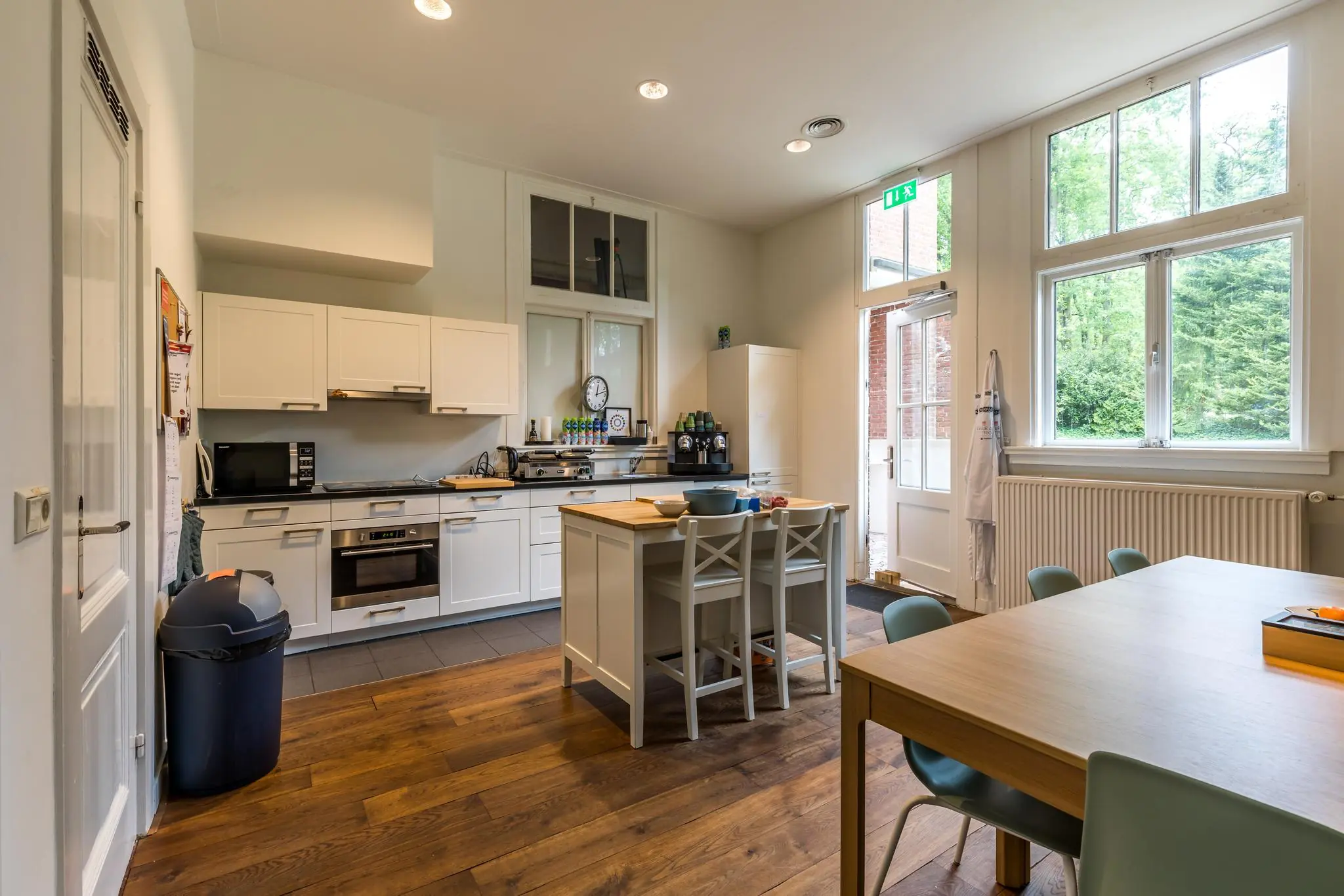 Moderne, lichte keuken met kookeiland en grote ramen aan de Amersfoortsestraat.