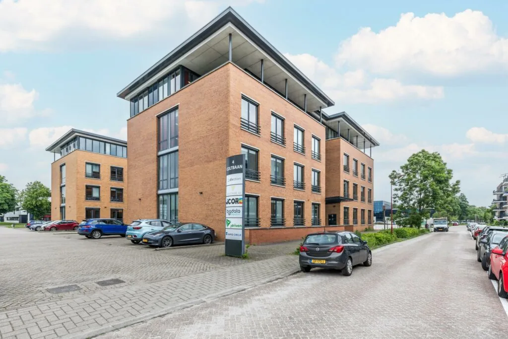 Kantoorgebouw aan de Coltbaan 4 in Nieuwegein met meerdere geparkeerde auto's op een zonnige dag.