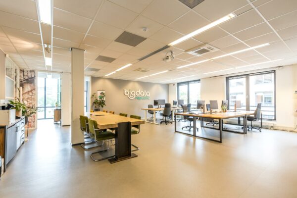 Modern kantoorinterieur van Big Data Republic aan de Coltbaan met werkplekken en een vergadertafel.