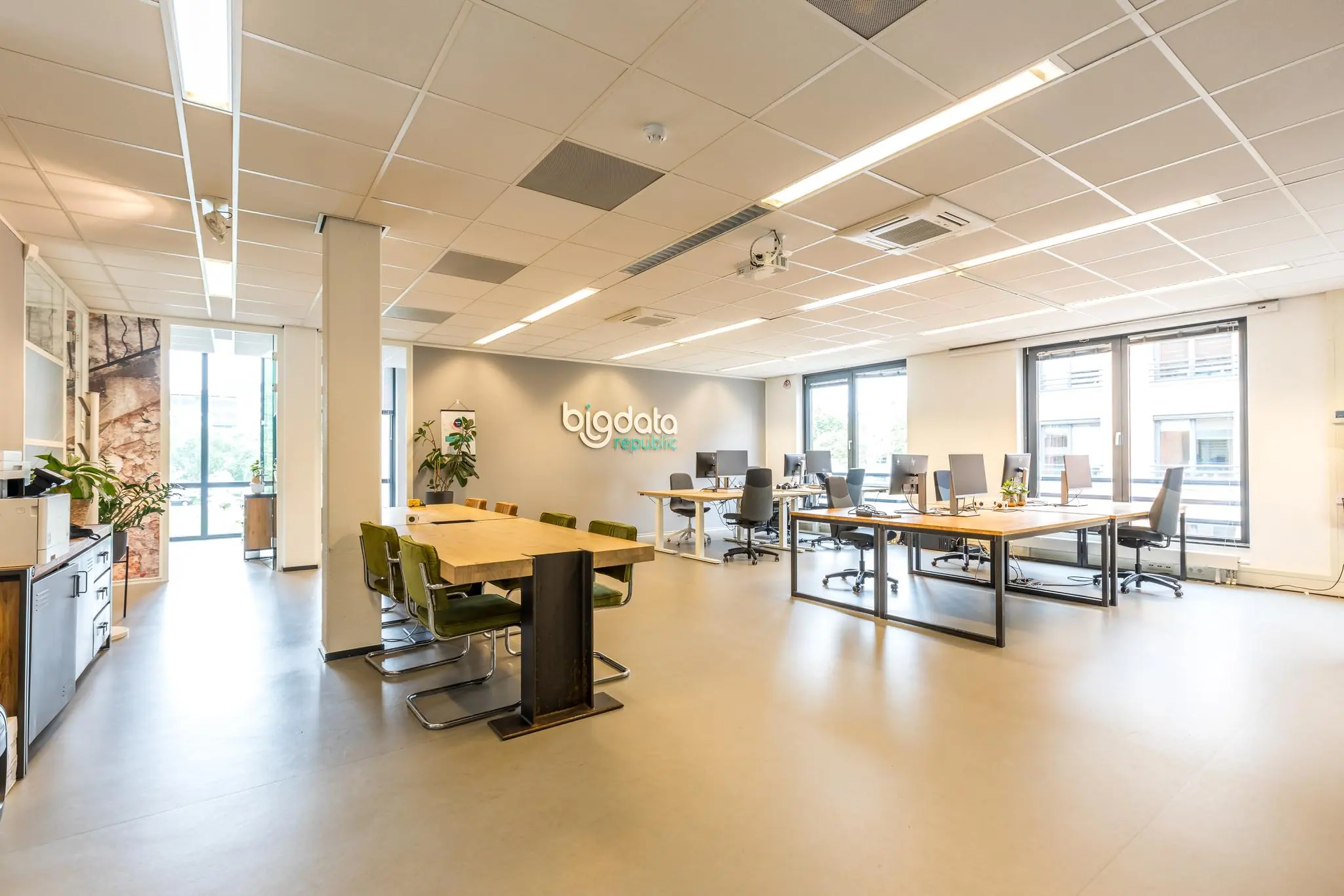 Modern kantoorinterieur van Big Data Republic aan de Coltbaan met werkplekken en een vergadertafel.