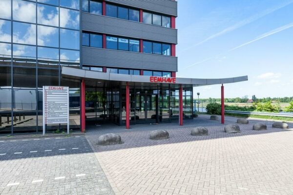 Ingang van het kantoorgebouw Eemhave aan de Vanadiumweg met moderne gevel en bedrijfsnaambord.