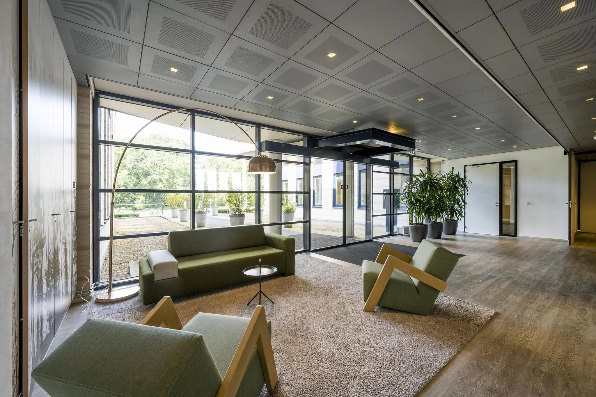 Moderne entreehal aan de Amersfoortseweg met zithoek, glazen entree en veel daglicht.