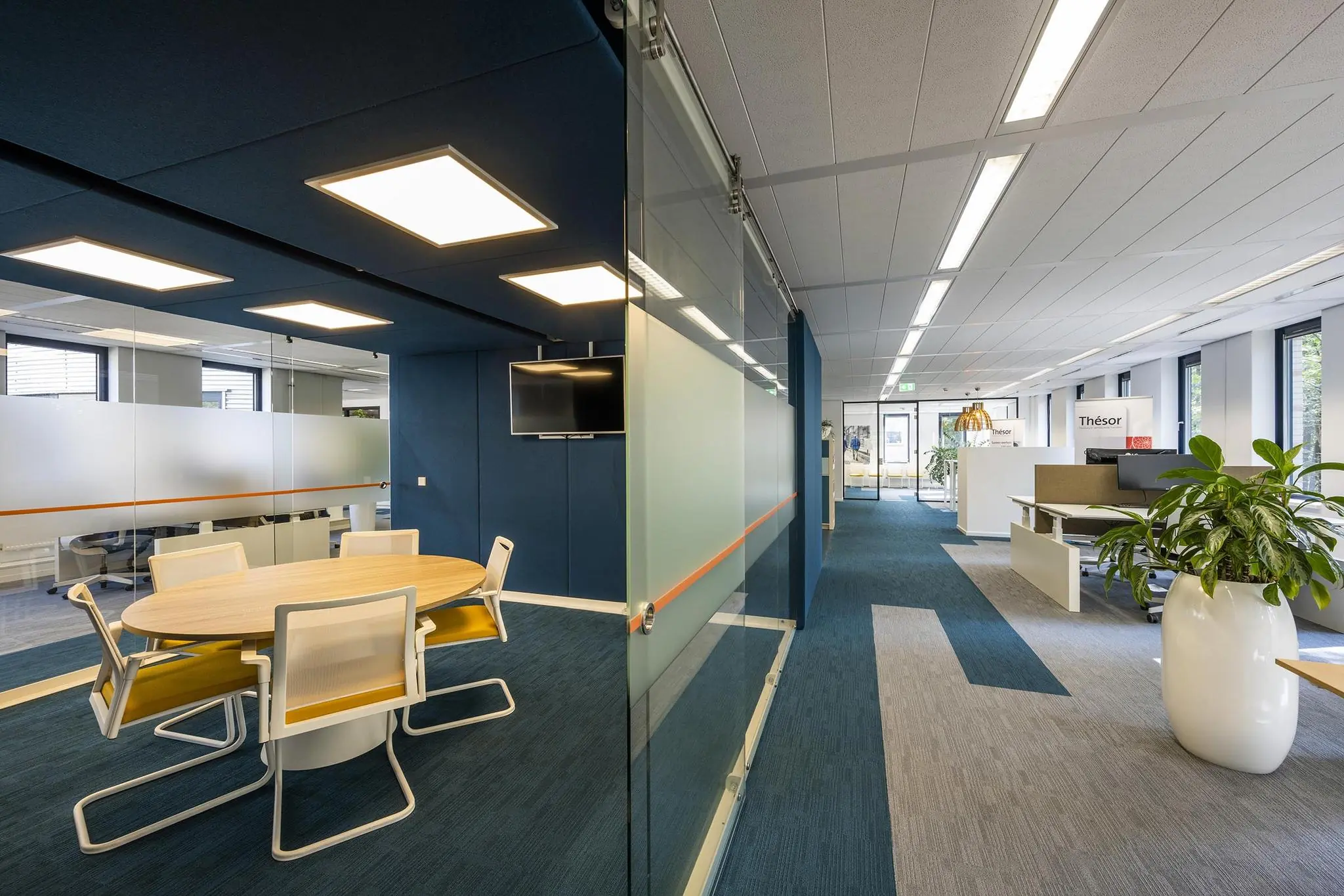 Modern kantoorinterieur aan de Amersfoortseweg met vergaderruimte, werkplekken en veel natuurlijk licht.