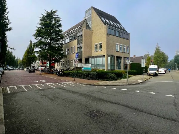 Hoekpand aan de Utrechtseweg met kantoorruimtes en omliggende straten in een rustige stedelijke omgeving.