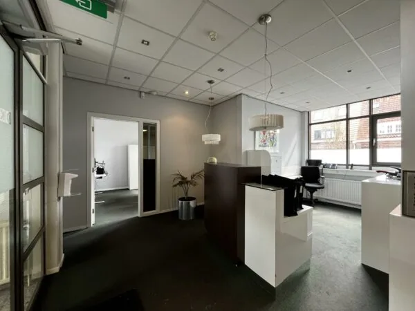 Moderne kantoorruimte aan de Utrechtseweg met receptiebalie, bureaus en grote ramen die zorgen voor veel daglicht.