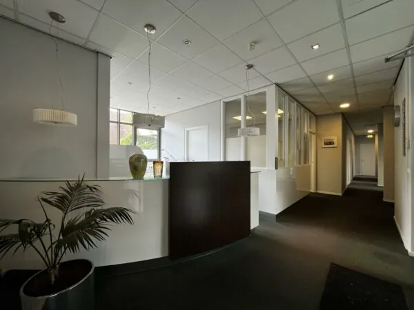 Receptiebalie met moderne inrichting in een kantoorruimte aan de Utrechtseweg.