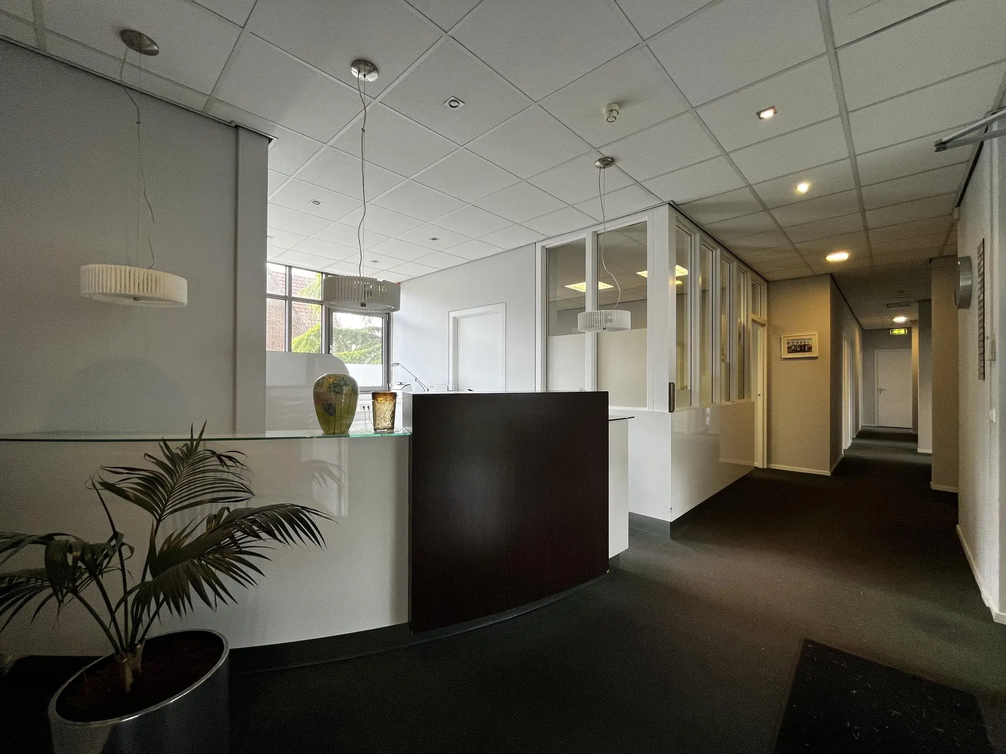 Receptiebalie met moderne inrichting in een kantoorruimte aan de Utrechtseweg.