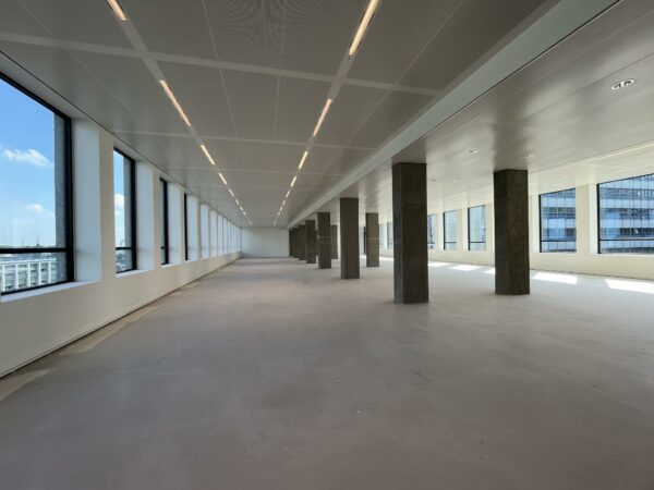 Leeg kantoorpand aan de Catharijnesingel met grote ramen en betonnen pilaren.