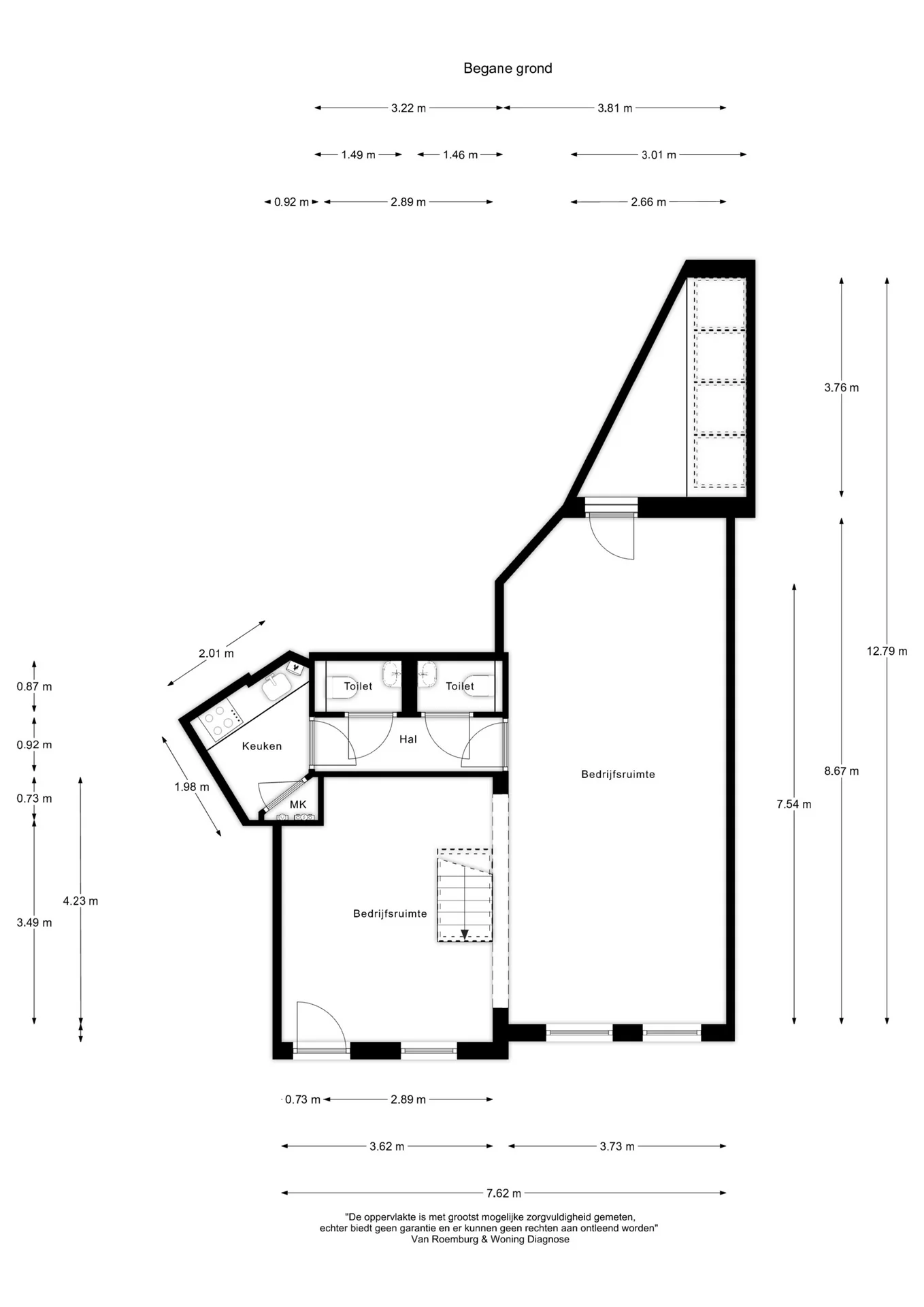 Plattegrond van de begane grond van een bedrijfsruimte aan de Lomanstraat met keuken, hal, toiletten en meerdere werkruimtes.