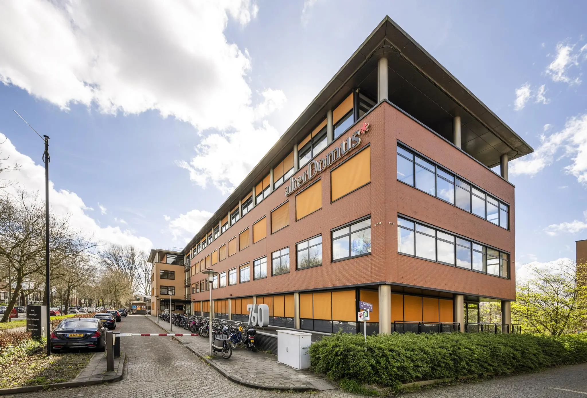 Kantoorgebouw aan de Amstelveenseweg 760 in Amsterdam met het logo van "Amstelring - locatie Albert Domus" op de gevel.