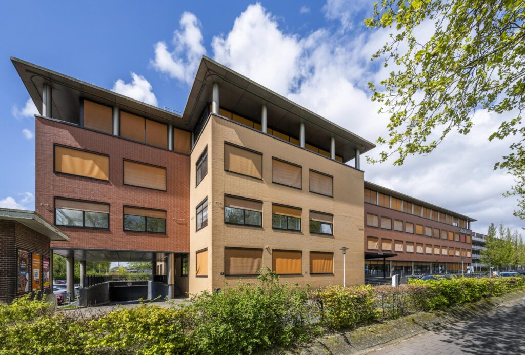 Kantoorgebouw aan de Amstelveenseweg in Amsterdam met oranje zonwering en moderne architectuur.