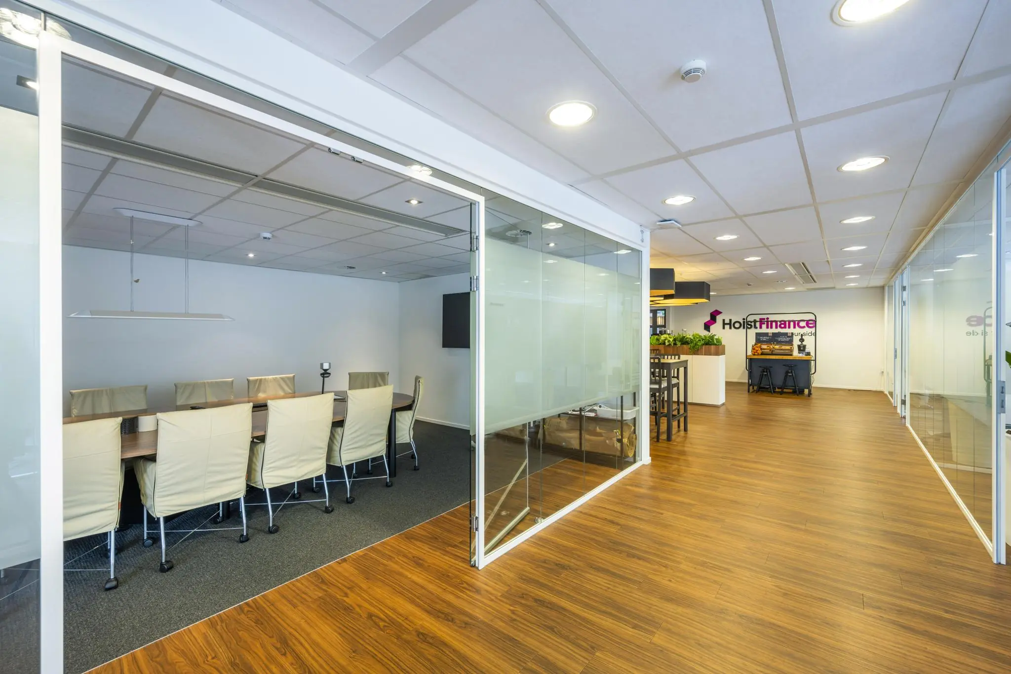 Modern kantoorinterieur met vergaderruimte en ontvangsthal van Hoist Finance aan de Amstelveenseweg.