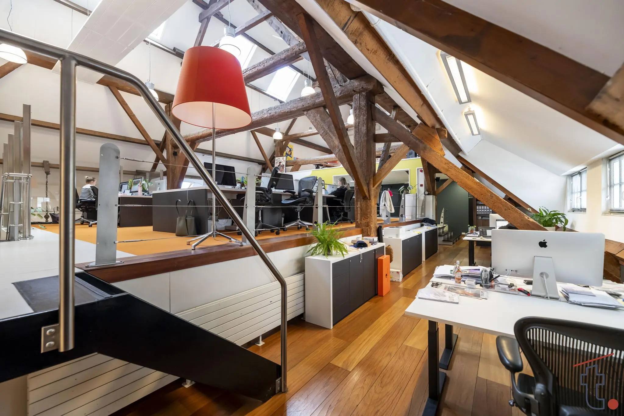 Modern kantoorinterieur aan de Charloisse Lagedijk met houten balken, open werkplekken en een split-level indeling.